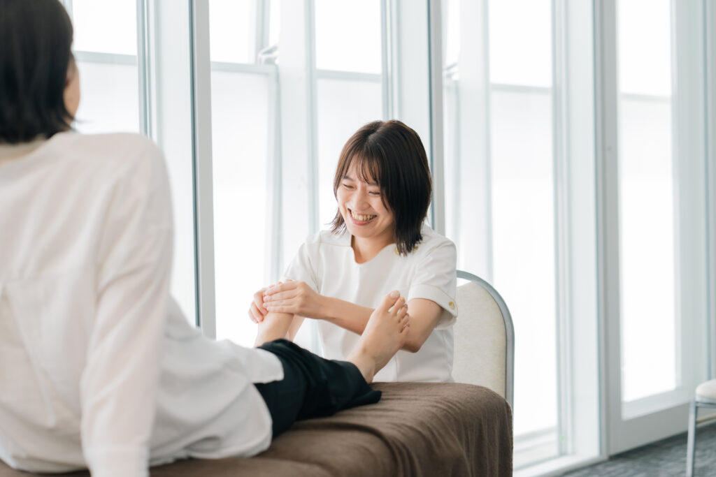 笑顔で施術するセラピスト